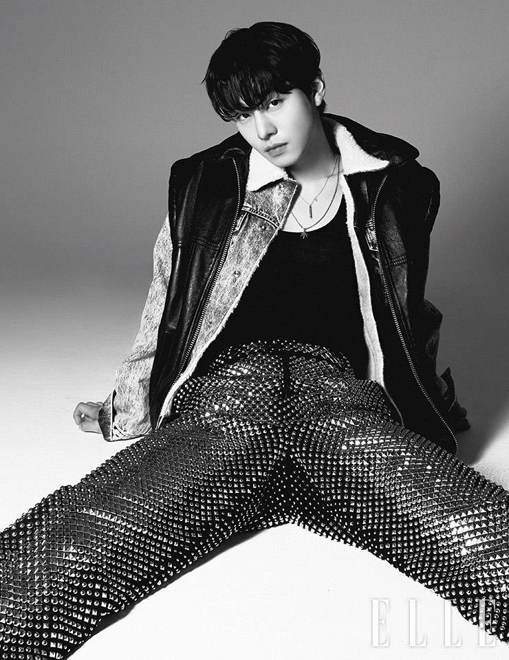 시어링 데님 재킷과 레더 베스트 재킷, 스터드 팬츠는 모두 Celine Homme by Hedi Slimane. 블랙 톱은 스타일리스트 소장품. 네크리스는 Agingccc. 함께 레이어드한 네크리스는 Verutum.