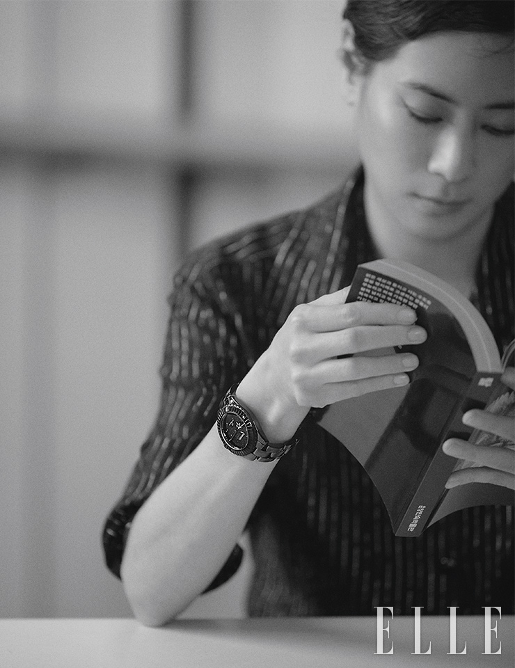 블랙 래커 다이얼에 6개의 다이아몬드가 세팅된 38mm J12 한정판 워치는 Chanel Watches.