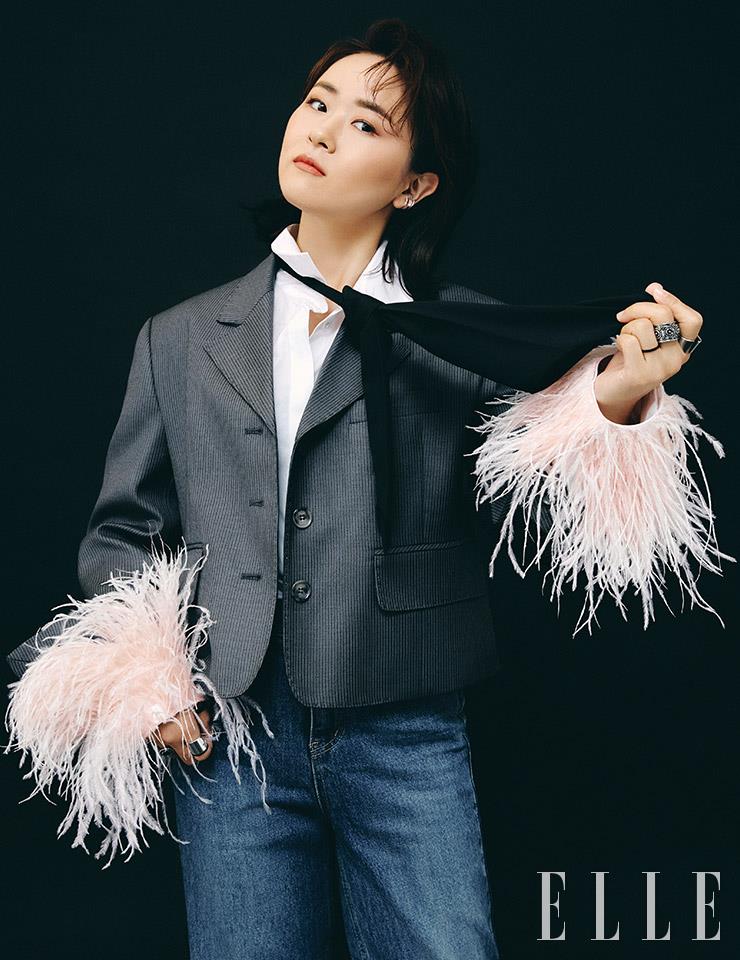 크롭트 재킷은 Grove. 페더 트리밍 셔츠는 Zara. 데님 팬츠는 Millioncor. 블랙 타이는 Seooocookie. 이어 커프와 링은 모두 스타일리스트 소장품.