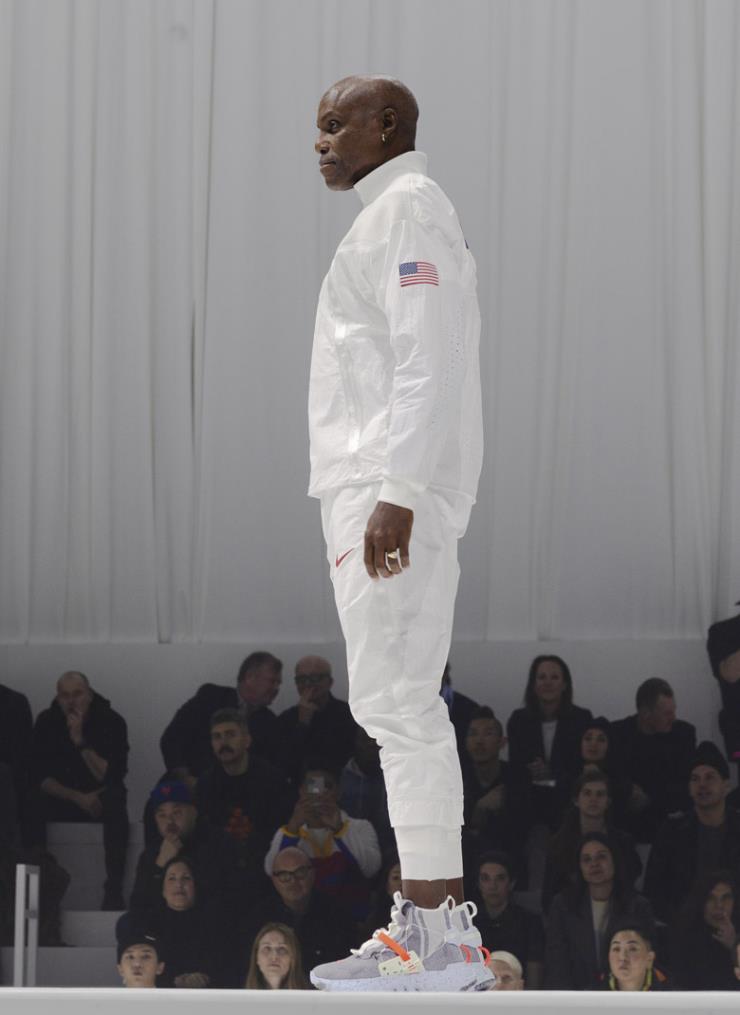 100% 재생 폴리에스테를 이용한 유니폼과 스페이스 히피 컬렉션을 신고 런웨이에 오른 육상의 전설, 칼 루이스