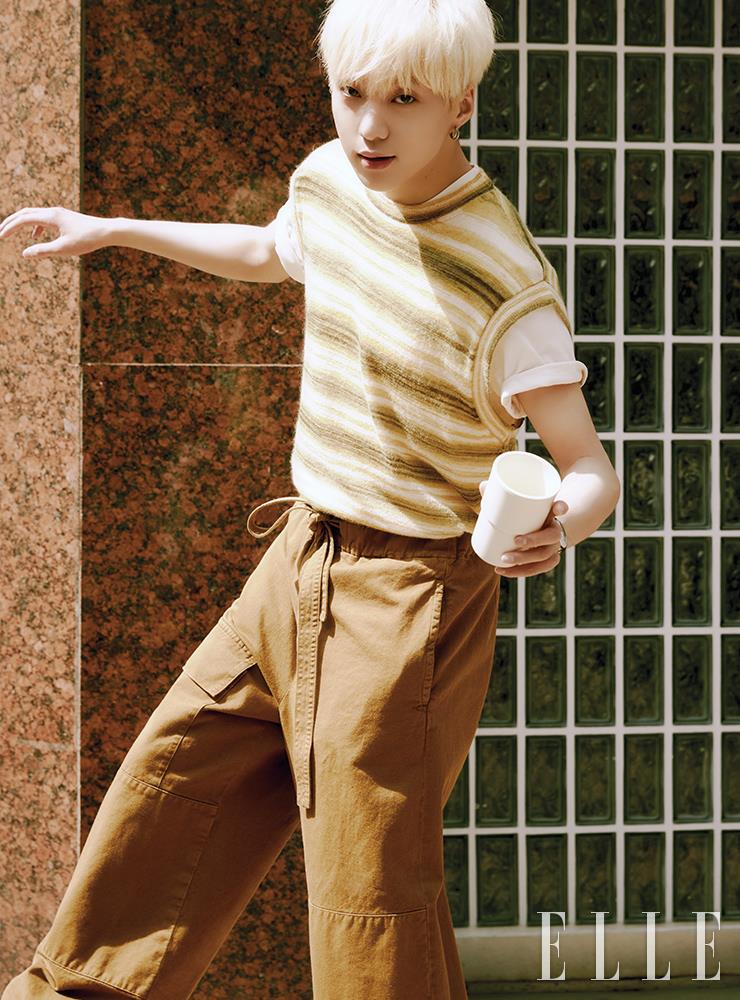 베스트와 팬츠는 Dries Van Noten.
