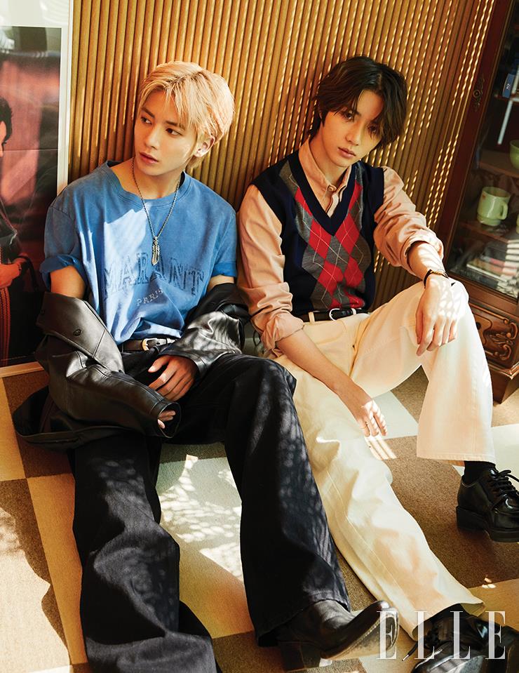 태현이 입은 티셔츠는 Isabel Marant Homme. 레더 재킷은 Ami. 팬츠는 Stu Office. 슈즈는 Prada. 네크리스와 링은 모두 Mars Mark. 벨트는 스타일리스트 소장품. 범규가 입은 팬츠는 Calvin Klein. 워치는 Audemars Piguet by Beantique. 벨트와 링은 모두 스타일리스트 소장품.