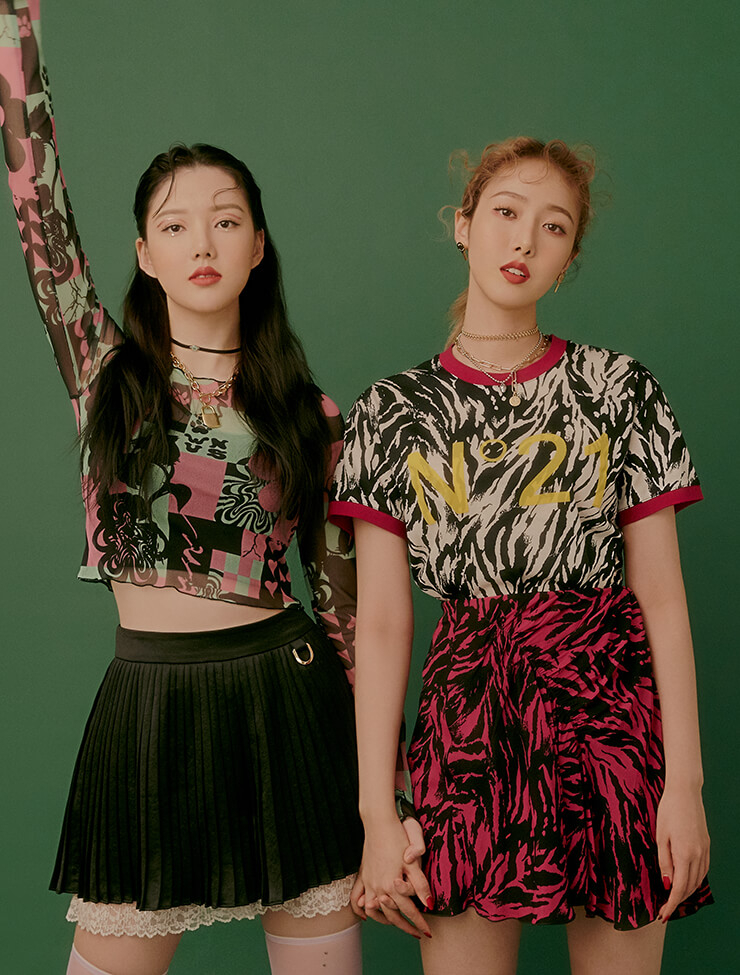 예린 ) 다채로운 프린트의 메쉬 톱과 돌고래 펜던트의 네크리스는 모두 why not us. 레이스 장식 플리츠 스커트는 ROMANCHIC. 블랙 초커는 KATENKELLY. 자물쇠 펜던트의 네크리스는 Fuza. 헤어핀은 모두 à volonté. 신비 ) 지브라 패턴의 톱과 스커트는 모두 Nº21 BY HANSTYLE.com. 골드 초커는 MILTON ATTICA. 이모지 펜던트의 체인 네크리스와 열쇠 모티브의 이어링은 모두 Fuza. 하트 펜던트 네크리스와 주얼 장식 니하이 삭스는 모두 why not us.