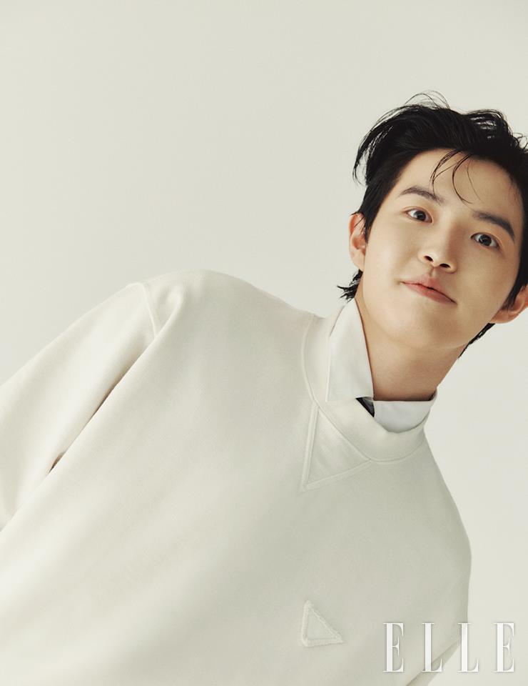 화이트 셔츠, 베이지 맨투맨 세트업, 넥타이, 신발 모두 Prada. 목도리는 Loewe. 오른손 중지에 낀 반지는 John Hardy. 이후에 나오는 양말은 모두 스타일리스트 소장품.