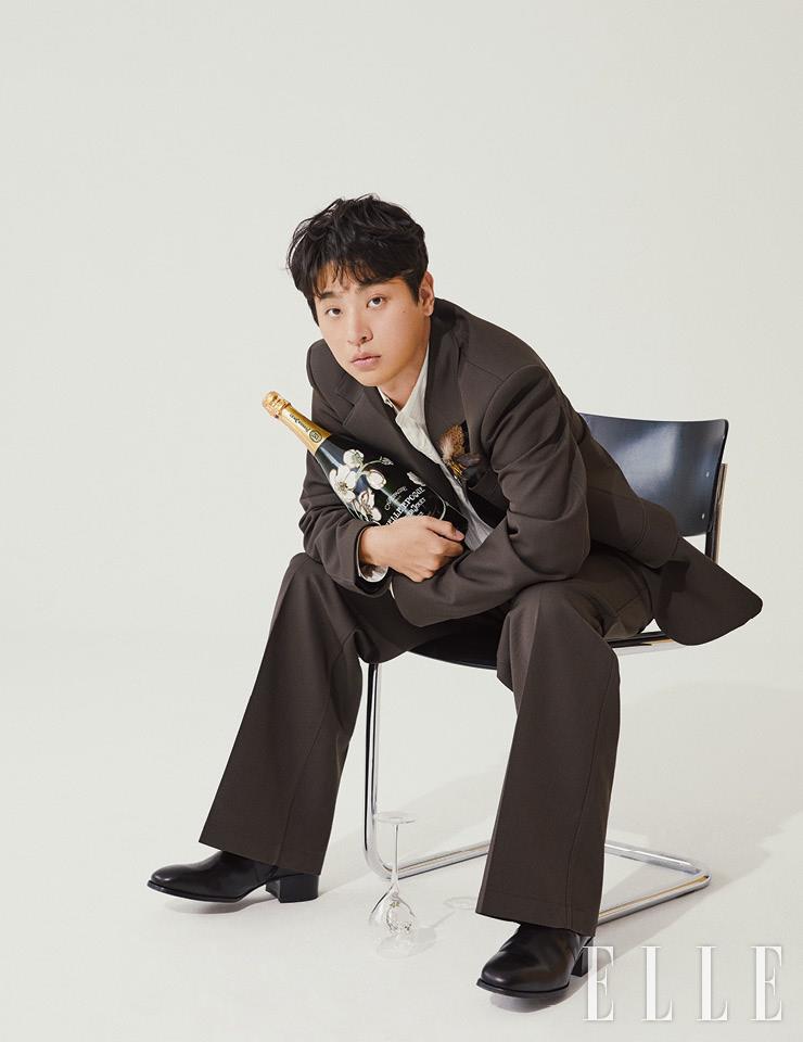 다크 브라운 수트와 앵클부츠는 모두 Lemaire. 스트라이프 실크 셔츠는 Dunhill. 은은하게 퍼지는 꽃향기와 로맨틱한 보틀 디자인이 특징인 ‘페리에주에 벨에포크’ 샴페인은 Perrier-Jouët. 브로치는 스타일리스트 소장품. 