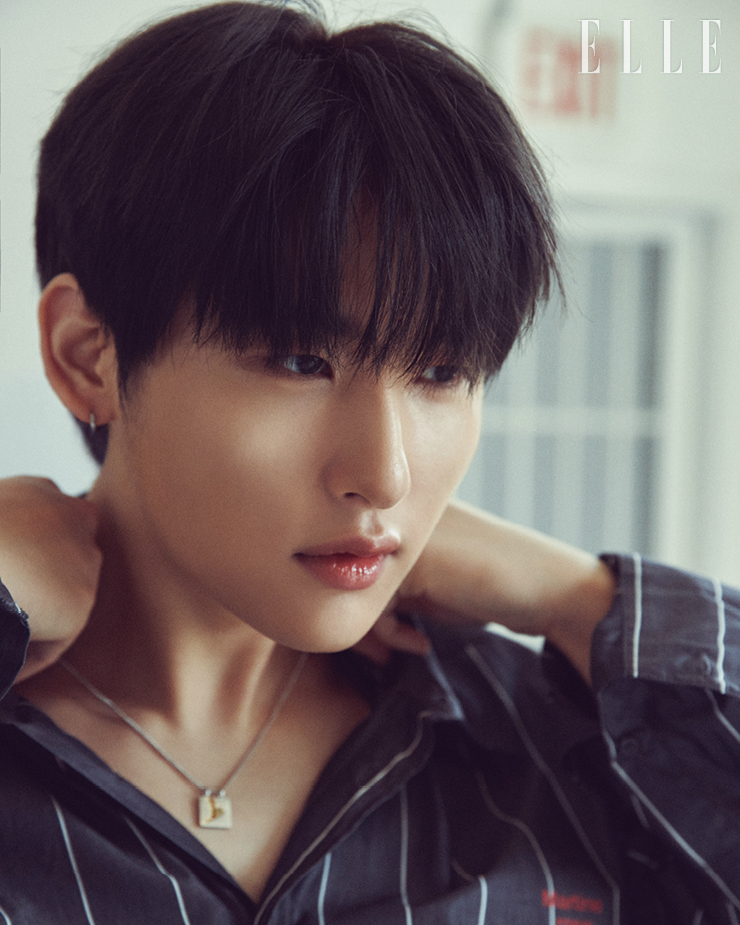 우빈이 입은 셔츠는 Martine Rose by Adekuver. 네크리스는 Tom Wood.