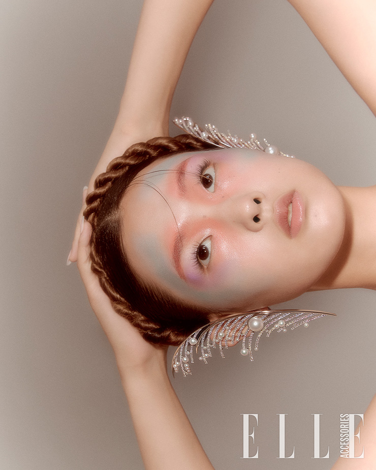 18K 화이트 골드를 중심으로 아코야 진주, 남양 진주, 다이아몬드, 팬시 컬러 사파이어를 장식한 물랑 이어링은 Tasaki.