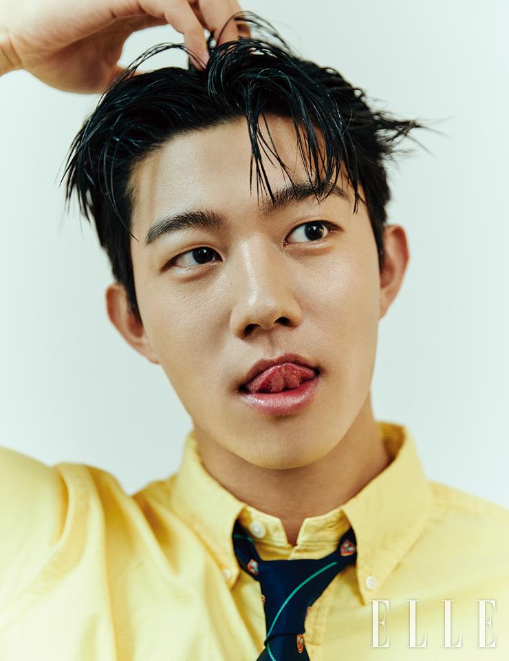 옐로 코튼 셔츠와 타이는 모두 Polo Ralph Lauren.