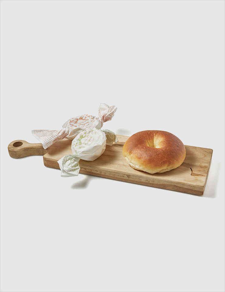 세 가지 맛으로 구성된 수제 버터는 3천원대, 베이글 모양으로 모닝 빵 식감을 표현한 플레인 모닝글은 2천6백원.