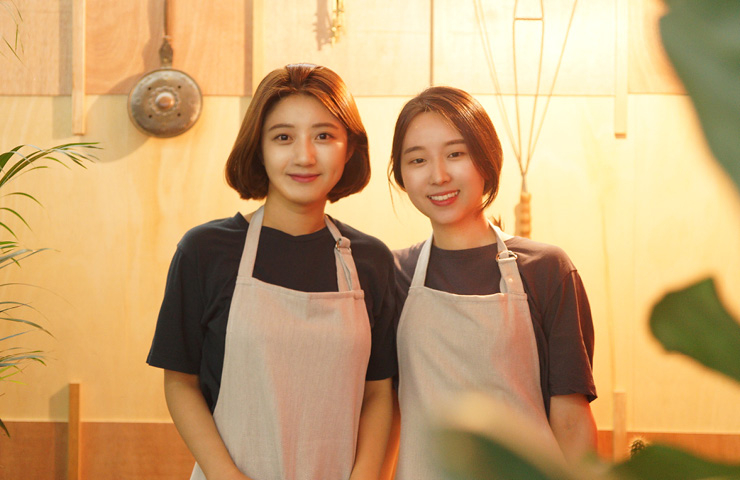 미술수업을 이끌고 있는 김지민, 최재은 공동 대표의 모습.