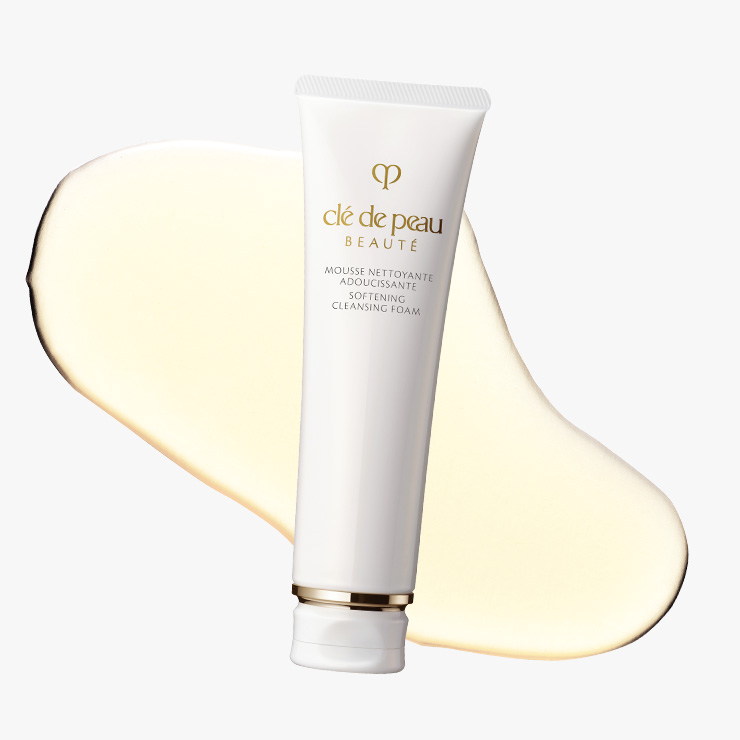 흰목이버섯과 스킨-임파워링 일루미네이터 성분이 세안 후에도 피부를 촉촉하게 만들고, 레질리락 테크놀로지가 피부 장벽을 건강하게 가꾼다. 소프트닝 클렌징 폼, 8만5천원, Cl&eacute; de Peau Beaut&eacute;. 