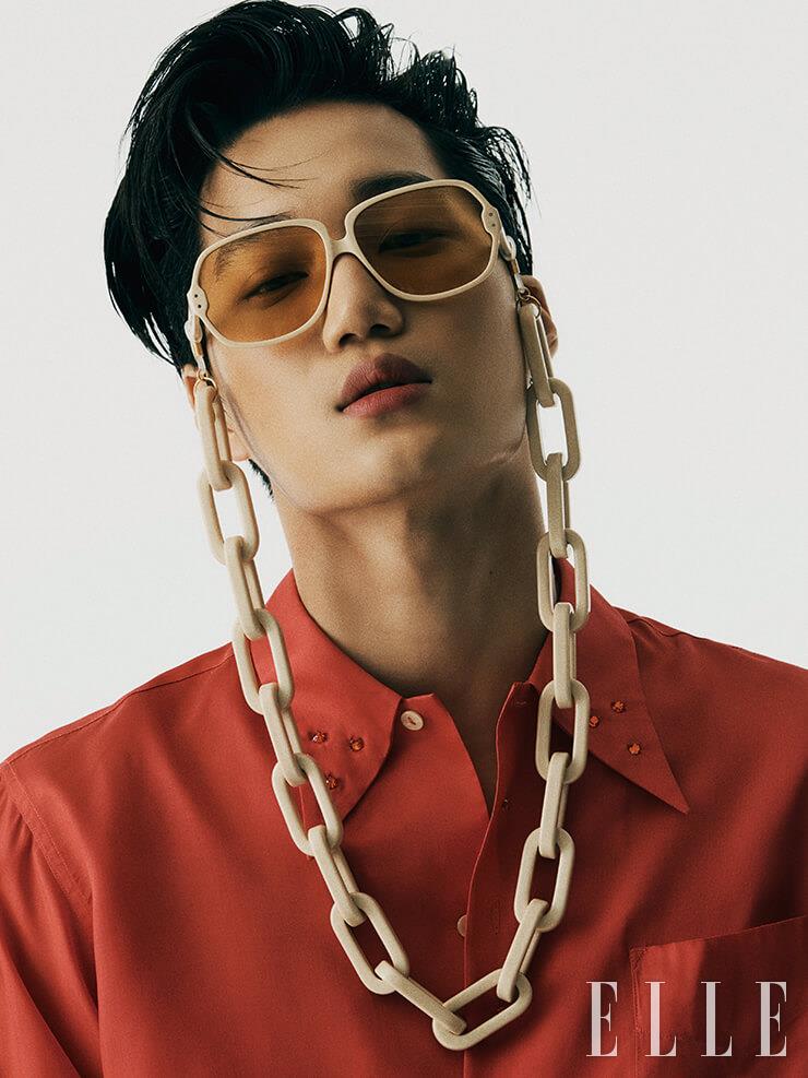 스톤 장식 셔츠와 베이지 컬러 프레임의 선글라스, 볼드한 체인 스트랩은 모두 Gucci.