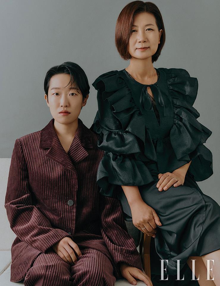 이두루가 입은 코듀로이 재킷과 팬츠는 Delle Lana. 권인숙이 입은 원피스는 Maisonmarais. 러플 블라우스는 H&M.