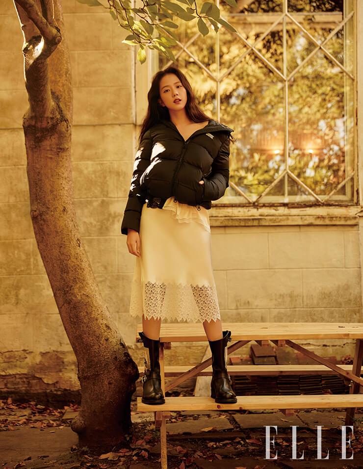 블랙 패딩 재킷과 새틴 슬립 드레스, 버클 장식 부츠는 모두 Burberry.
