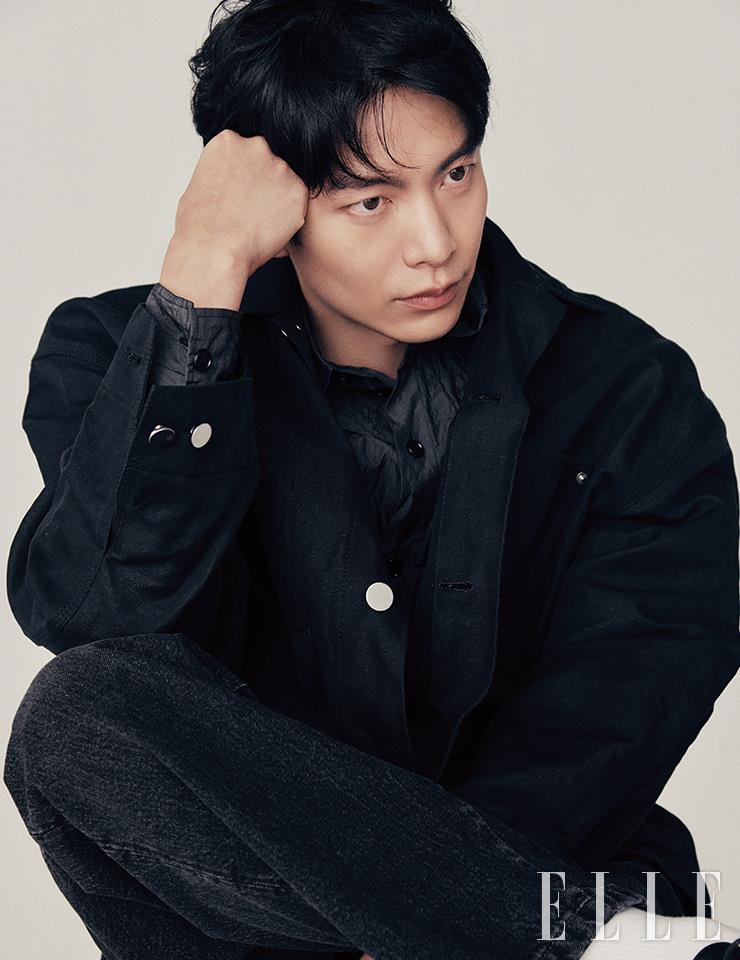 링클 셔츠와 코튼 재킷은 Bottega Veneta. 블랙 데님 팬츠는 Acne Studios.
