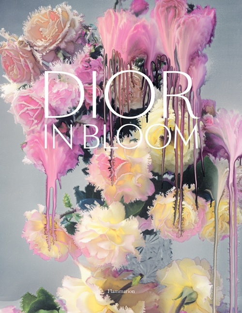 디올 하우스의 아카이브를 한눈에 볼 수 있는 아트북 <디올 인 블룸 Dior in Bloom>. &copy;Nick Knight 