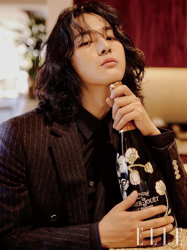 은은하게 퍼지는 꽃향기와 로맨틱한 보틀 디자인이 특징인 샴페인은 Perrier-Jouet Belle epoque. 핀스트라이프 재킷과 테이퍼드 셔츠는 모두 Hermès.