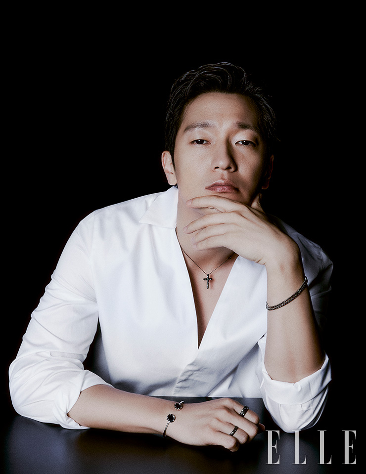 버니시 골드에 다이아몬드를 세팅한 메트로폴리탄 네크리스, 왼손에 레이어드해 착용한 화이트 골드에 각기 다른 캐럿의 블랙 다이아몬드를 세팅한 루체 테니스 브레이슬릿, 오른손에 착용한 화이트 골드에 오닉스와 다이아몬드를 더한 디사이드 브레이슬릿, 검지와 약지에 각각 착용한 버니시 골드에 다이아몬드를 세팅한 메트로폴리탄 링은 모두 Damiani.