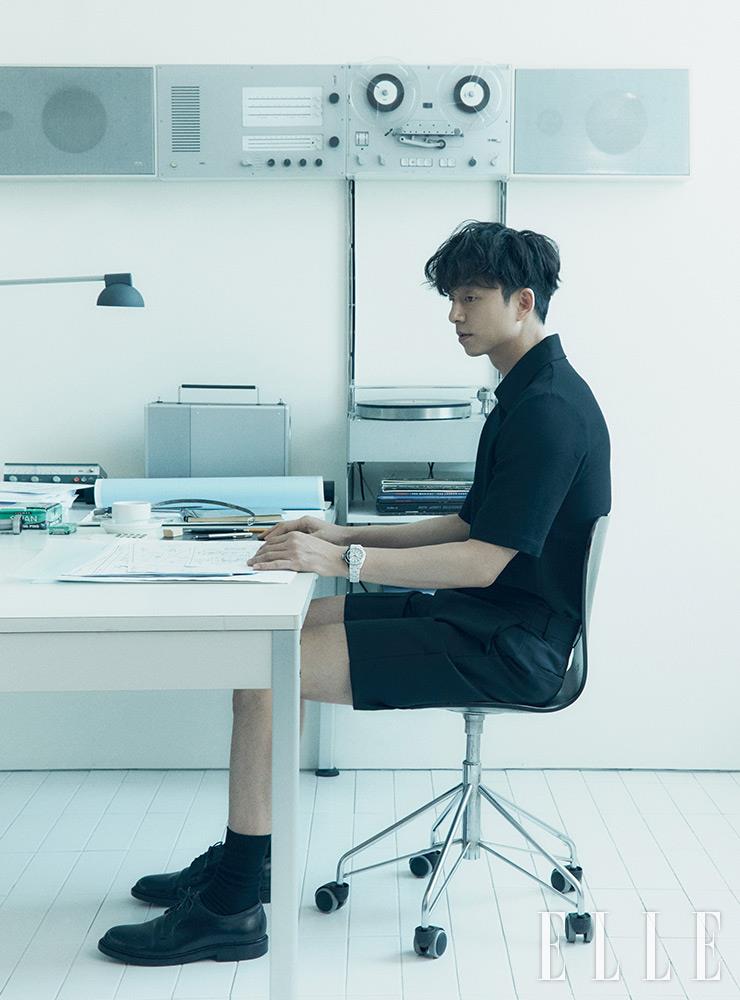 블랙 & 화이트 세라믹과 래커 다이얼이 특징인 J12 파라독스 워치는 Chanel Watches.