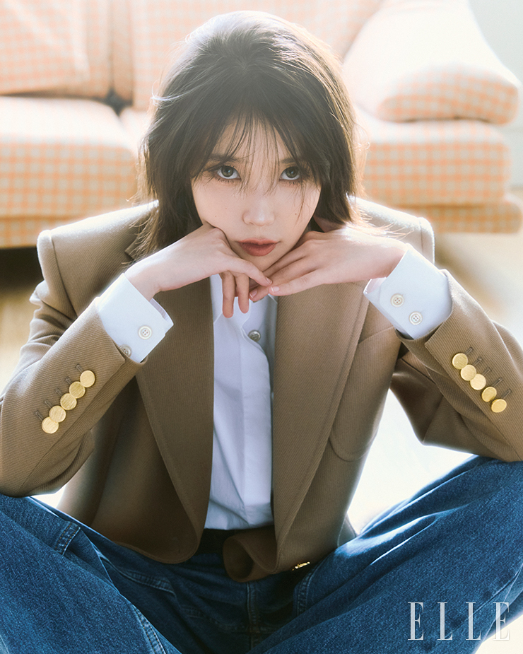 베이지색 홀스빗 울 재킷과 화이트 셔츠, 데님 팬츠는 모두 Gucci.