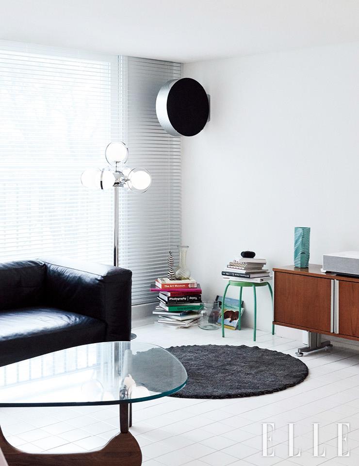 가장 시간을 많이 보내는 거실은 텔레비전을 없애고 빔 프로젝터로 대신했다. 소파 앞 테이블은 이사무 노구치가 디자인한 것으로 Vitra. 빈티지 스탠드 조명은 Reggiani. 벽에 달린 스피커는 Bang&Olupsen.