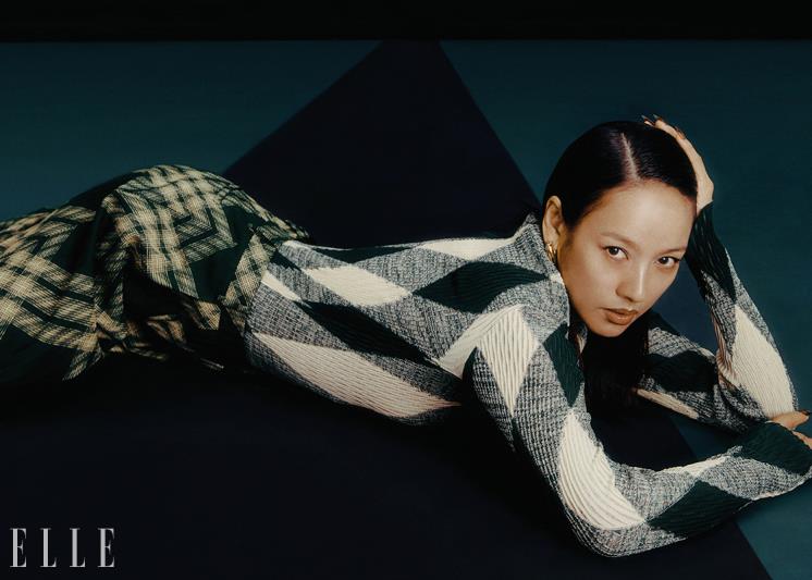 롱 슬리브 터틀넥 톱과 체크 팬츠, 골드 이어링은 모두 Burberry.