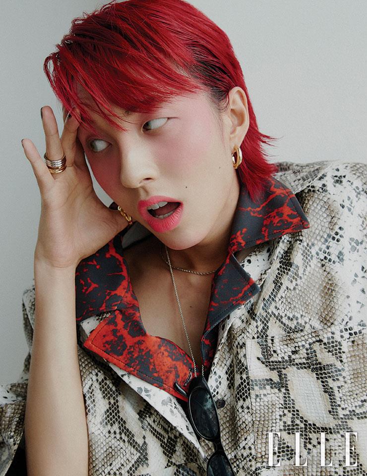 눈꺼풀과 언더라인에 Make Up For Ever 아티스트 컬러 섀도우, M-853 네온 핑크를 바른다. 형광 핑크빛의 블러셔인 MAC 엑스트라 디멘션 블러쉬, 로지 치크스로 볼에 색을 입힌 뒤, 입술에도 같은 컬러를 톡톡 묻혀준다. 안에 입은 셔츠는 Charm’s. 겉에 입은 셔츠는 Pushbutton. 네크리스는 Quarqor. 링과 이어링은 모두 Portrait Report. 