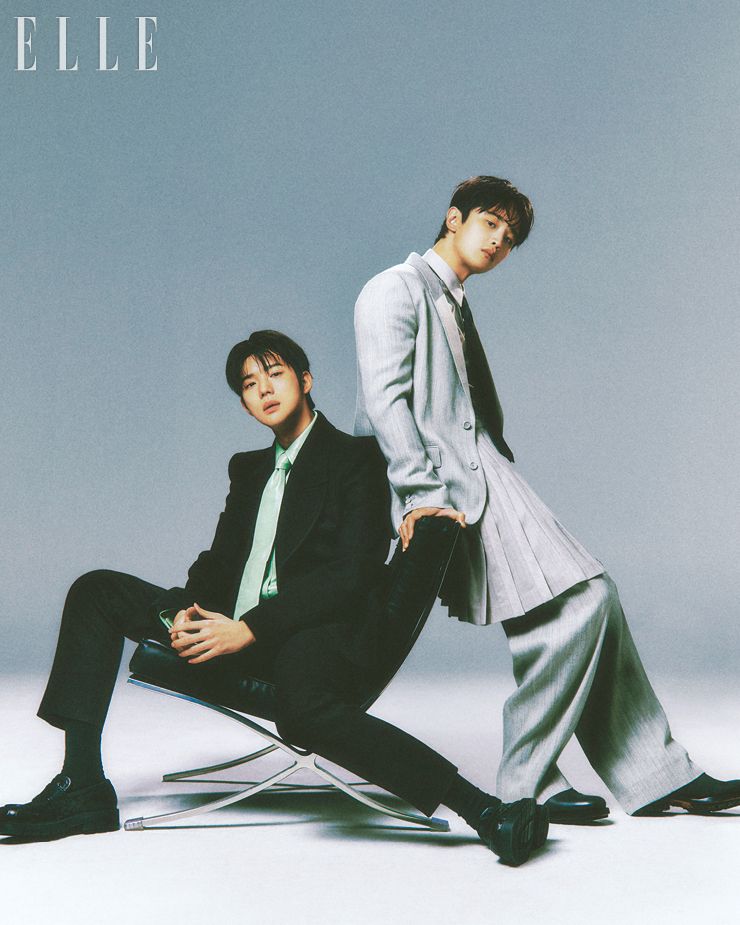문상민이  입은  셔츠와  타이 , 블랙  수트 , 슈즈는  모두 Bottega Veneta. 김도완이  입은  재킷과  셔츠 , 팬츠 , 랩스커트는  모두 Dior Men. 타이는 Theory. 슈즈는 Zegna.