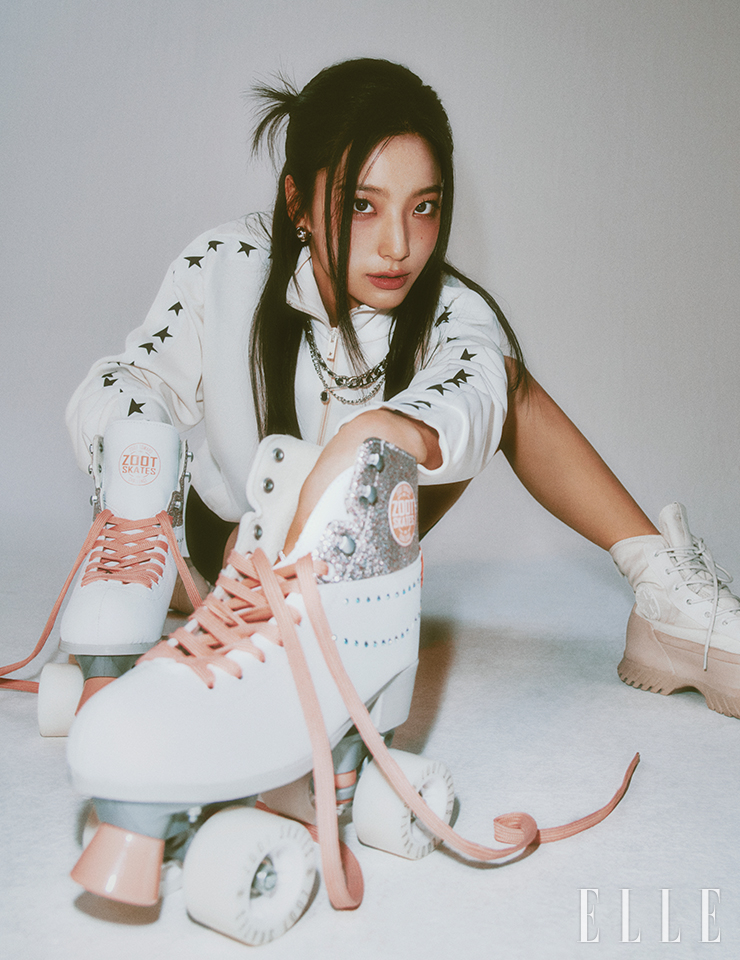  새롬이 입은 저지 집업 톱은 Golden Goose. 바이커 쇼츠는 스타일리스트 소장품. 하이톱 스니커즈는 Converse. 