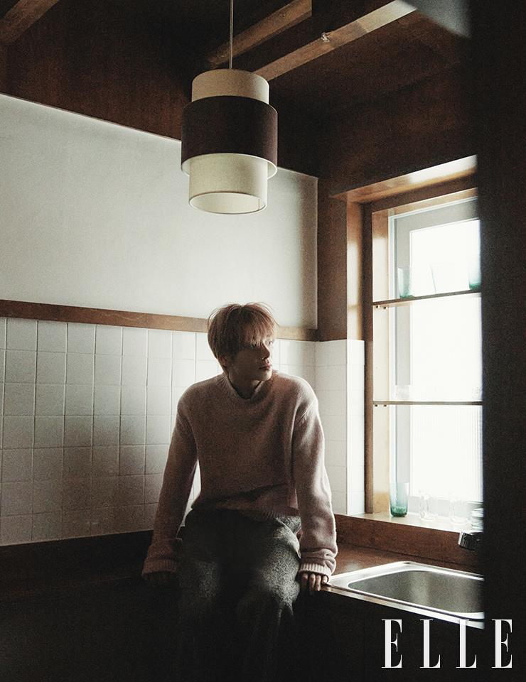니트는 Nohant. 그레이 니트 팬츠는 Maison Mined.