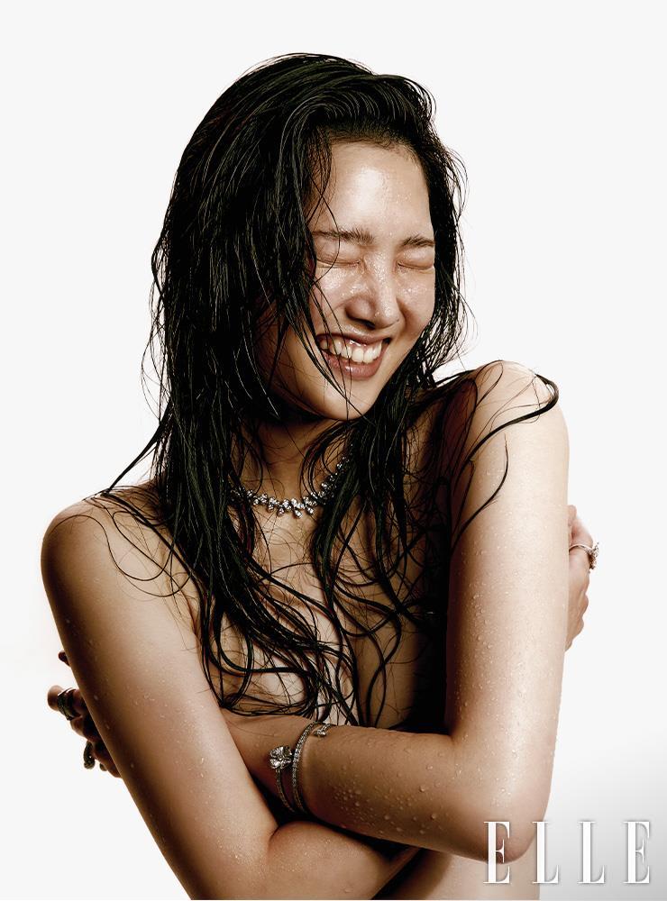 화이트골드에 브릴리언트 컷 다이아몬드를 세팅한 ‘조세핀 아그레뜨 임페리얼’ 네크리스는 가격 미정, Chaumet. 유연한 나선 형태로 제작한 플라워 모티프의 ‘피오레버’ 브레이슬렛은 5천2백만원대, Bvlgari. 플라워 모티프의 ‘프리볼 비트윈 더 핑거’ 링은 3천1백만원대, Van Cleef & Arpels.