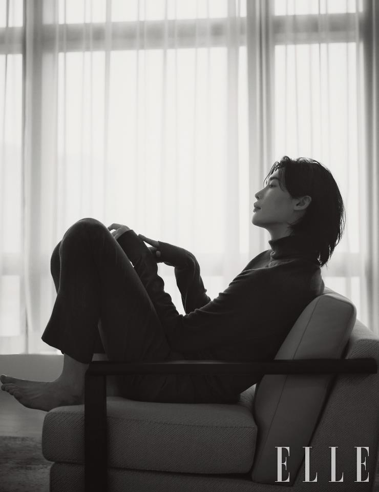 카키 컬러의 터틀넥은 Lemaire. 블랙 팬츠는 스타일리스트 소장품.