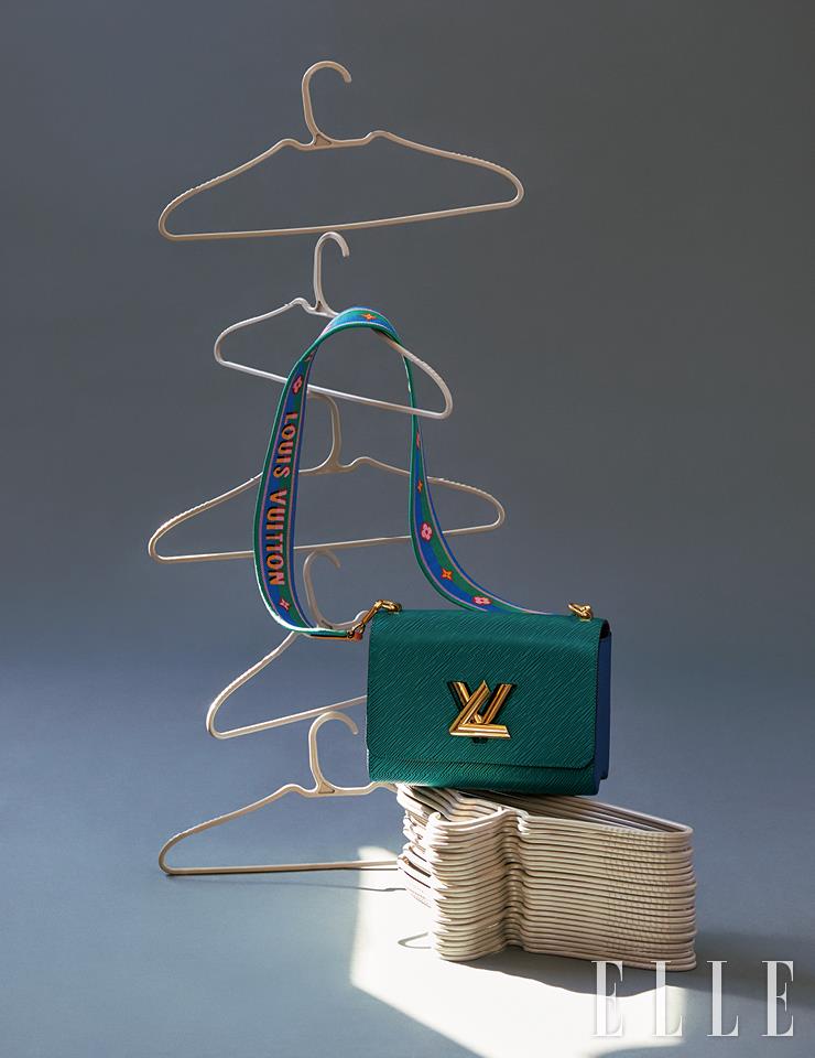 레트로 무드의 패브릭 스트랩이 돋보이는 트위스트 백은 Louis Vuitton.