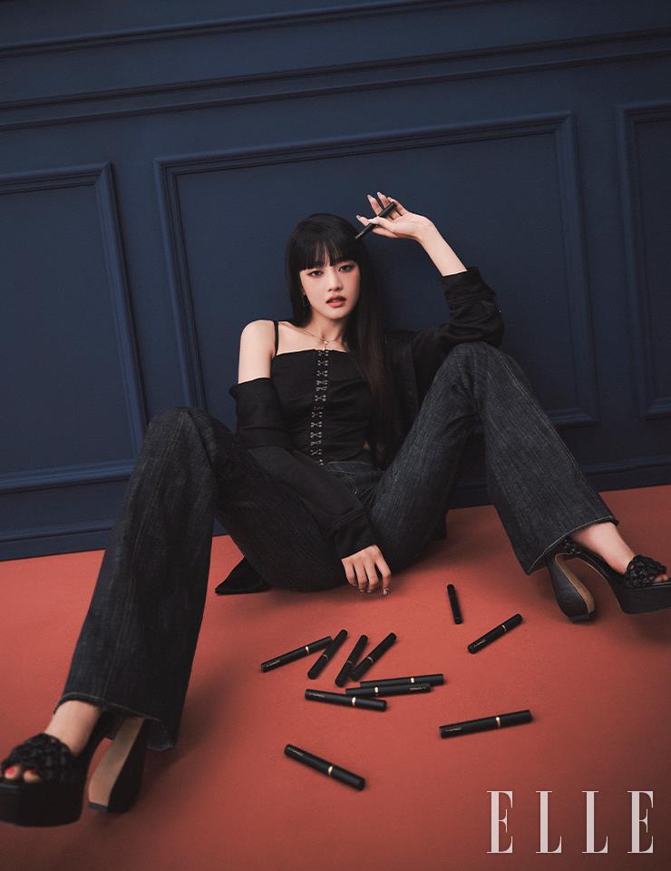 뷔스티에 레이어드 셔츠는 YCH. 벨티드 슬릿 데님 팬츠는 Songe Creux. 슈즈는 Sergio Rossi. 네크리스와 이어링은 모두 스타일리스트 소장품.