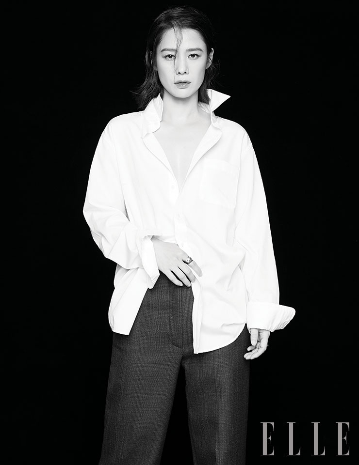 오버 핏 화이트 셔츠는 스타일리스트 소장품. 그레이 울 팬츠는 & Other Stories. 볼드한 실버 링과 굴곡진 실버 링은 모두 Null.