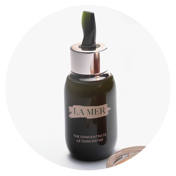 대책 없이 무너진 피부 컨디션을 차근차근 회복시켜 주는 응급 세럼. 컨센트레이트, 50ml 61만5천원대, La Mer.