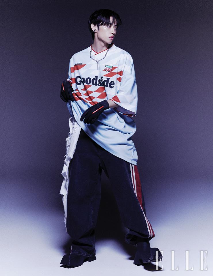오버 사이즈 톱은 Martine Rose by Addicted Seoul. 트랙 팬츠와 부츠는 Balenciaga. 글러브는 Prada. 네크리스는 Y/project by 10 Corso Como Seoul. 이어링은 Portrait Report.