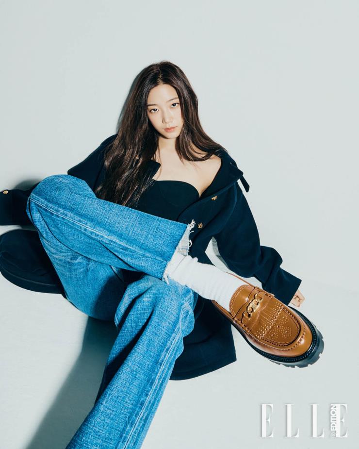카즈하가 입은 피코트, 실크 크롭톱, 워싱이 들어간 데님팬츠, 로퍼는 모두 Celine. 흰 양말은 스타일리스트 소장품.
