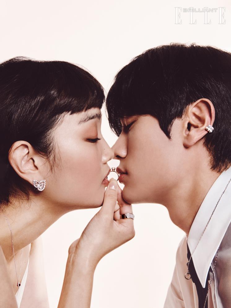브릴리언트 컷 다이아몬드를 세팅한 ‘플뤼 드 까르띠에’ 브로치 겸 헤드 피스는 가격 미정 CARTIER. 화이트 골드 소재의 ‘뻬를리 클로버 후프’ 이어링은 2천1백90만원대 VAN CLEEF & ARPELS. 오른손 소지에 착용한 라운드 컷 다이아몬드 장식의 ‘까멜리아’ 링은 6백만원대 CHANEL FINE JEWELRY. 왼손 중지에 착용한 다이아몬드를 세팅한 ‘비제로원’ 링은 5백60만원대, 검지에 착용한 ‘세르펜티 바이퍼’ 링은 1천3백만원대, ‘세르펜티 웨딩 밴드’ 링은 5백30만원대 모두 BULGARI. 핑크 골드의 ‘포제션 오픈 뱅글’ 브레이슬릿은 9백만원대, 튀르쿠아즈 비즈를 세팅한 ‘포제션 오픈 뱅글’ 브레이슬릿은 4백만원대 모두 PIAGET. 튈 드레스는 가격 미정 SUNROOM.