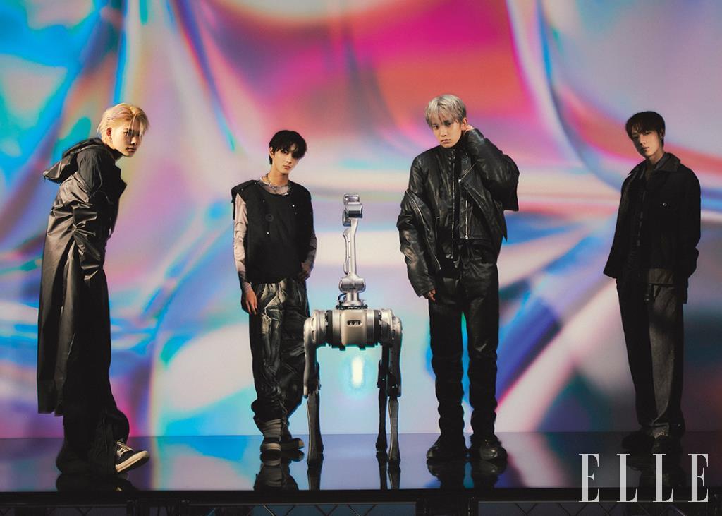 니키가 입은 테크니컬 코트와 후디드 집업, 팬츠는 모두 Post Archive Faction. 스니커즈는 Rick Owens. 정원이 입은 블랙 베스트는 Cmmawear. 프린트 톱은 Bonbom. 팬츠는 Blr Bluer. 스니커즈는 Rick Owens. 희승이 입은 레더 재킷과 블루종, 팬츠는 모두 Kanghyuk. 셔츠는 Kusikohc. 스니커즈는 Rick Owens. 선우가 입은 재킷은 Sacai. 셔츠와 이너 웨어 톱, 팬츠는 모두 Diesel. 스니커즈는 Wooyoungmi.