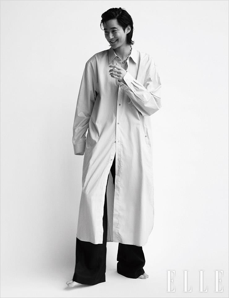 셔츠와 팬츠는 Dries Van Noten by Boontheshop. 슈즈는 JW Anderson.