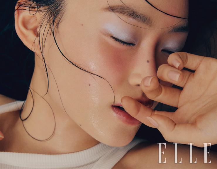 숨이 가빠오고, 온몸이 젖어든다. 절정의 순간에 피어오른 혈색을 표현하기 위해 Addiction 치크 폴리시, 006을 양 볼에 터치하고 Fresh 바이타민 넥타 안티옥시던트 글로우 워터를 얼굴 전체에 충분히 분사했다. 신비로운 컬러와 텍스처가 눈가를 유영하는 듯한 아이 메이크업은 Too Faced 다이아몬드 하이라이터, 다이아몬드 파이어로 표현했고 Nars 오일 인퓨즈드 립틴트, 오르가즘을 입술에 도톰하게 발라 룩을 완성했다. 