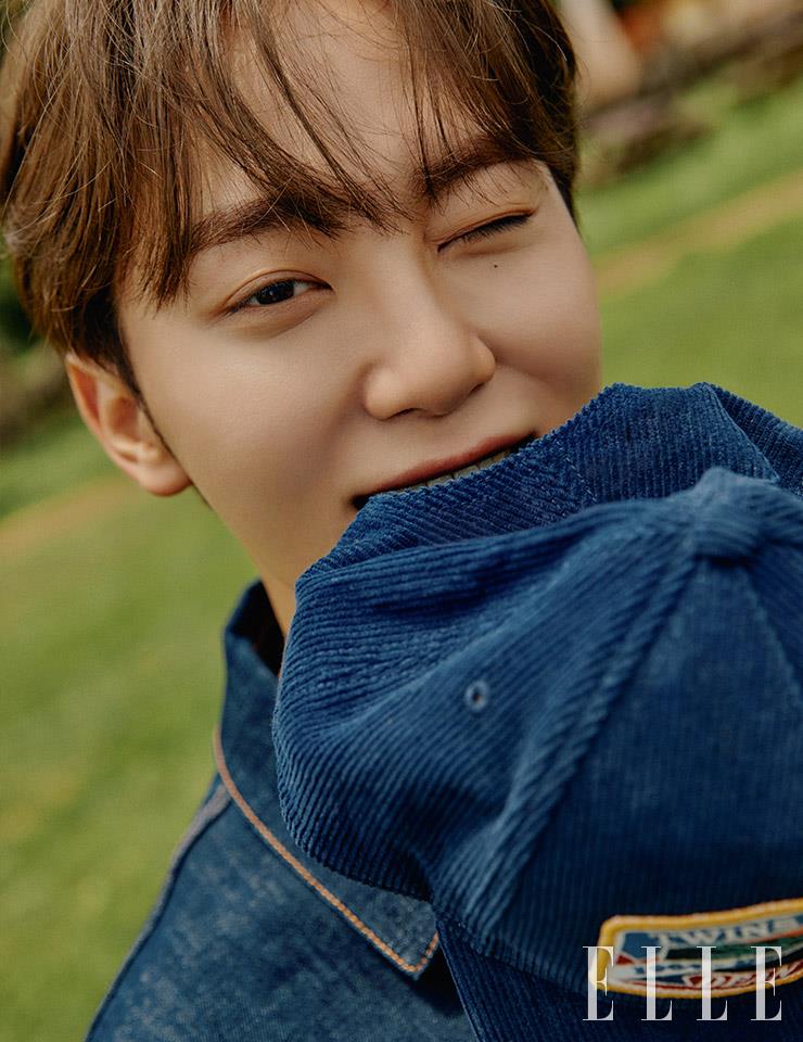  데님 재킷은 DIOR MEN, 네이비 컬러 볼캡은 DSQUARED2.