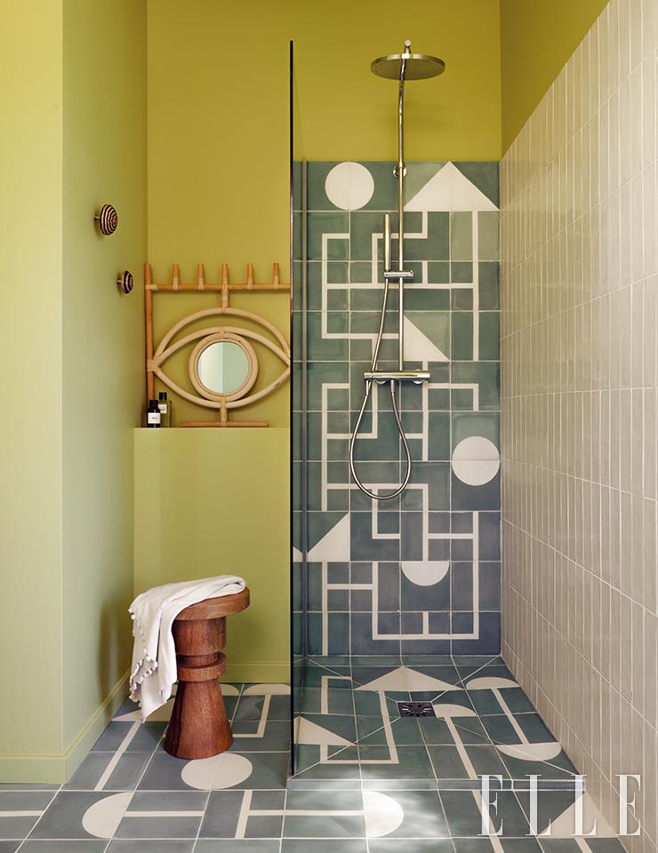 패로 앤드 볼(Farrow & Ball)의 ‘아니스 그린’ 컬러 타일과 포팡 디자인의 기하학무늬 타일을 믹스매치해 꾸민 메인 욕실. 등나무 거울과 이탈리아식 샤워기로 개성을 더했다.