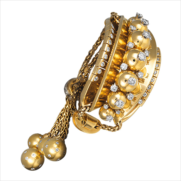 다이아몬드로 장식한 옐로 골드 ‘꼬르드’ 브레이슬릿은 가격 미정 VAN CLEEF & ARPELS.