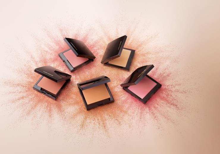 로라 메르시에 블러쉬 컬러 인퓨전 - 얇게 발라도 선명하고 부드럽게 퍼지면서 발색되고 4색상이 추가돼 12색상으로 피부 톤에 따른 선택의 폭이 넓은 블러셔. 6g, 4만원.