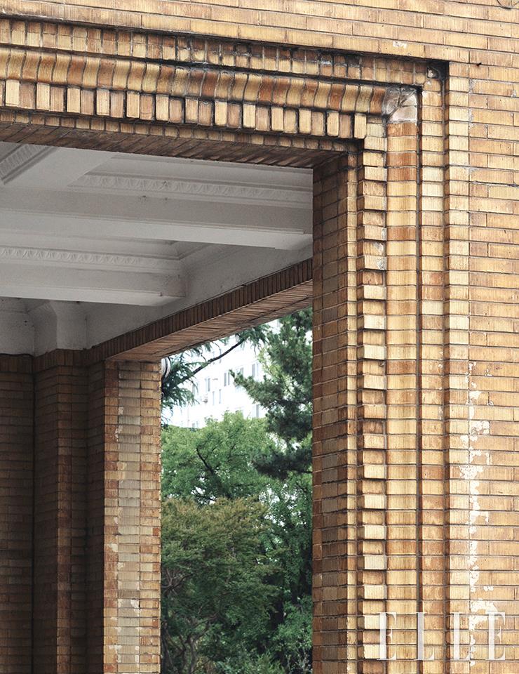 변칙적인 벽돌 쌓기로 멋을 낸 건물 입구. 황색 스크래치 타일로 이뤄졌다.