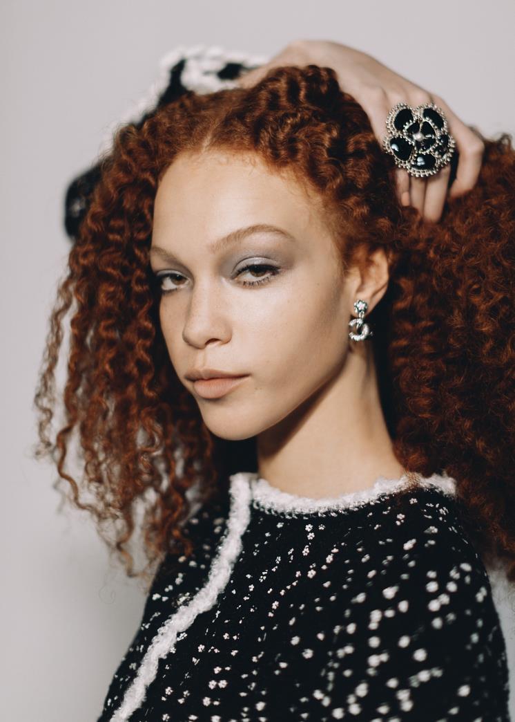 샤넬 2023/24 가을-겨울 레디-투-웨어 쇼 백스테이지 메이크업.