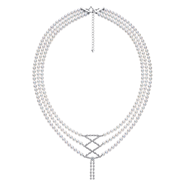 세 줄의 진주를 레이스업 모티프로 연결한 네크리스는 가격 미정, Tasaki.