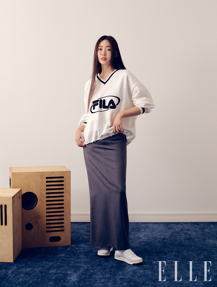 헤리티지 오버핏 브이넥 풀오버는 8만9천원, 타르가 클럽 LT 슈즈는 10만9천원, 모두 Fila. 스커트, 링은 모두 스타일리스트 소장품.